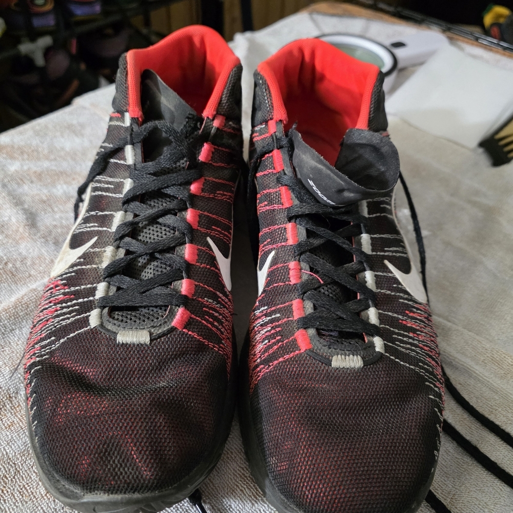 Nike Zoom Accension Size 10.5 Black & Red Running Shoes with White Swoosh
